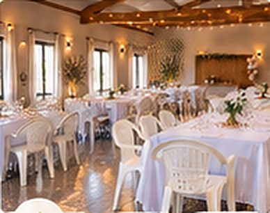Salle de réception dressée avec tables rondes et chaises blanches